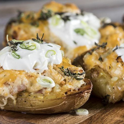 Πατάτες φούρνου με τυριά: Η συνταγή του Άκη Πετρετζίκη που θέλεις να ξέρεις