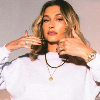 Δεν περιμέναμε να δούμε αυτό το χρώμα στα νύχια της Hailey Bieber