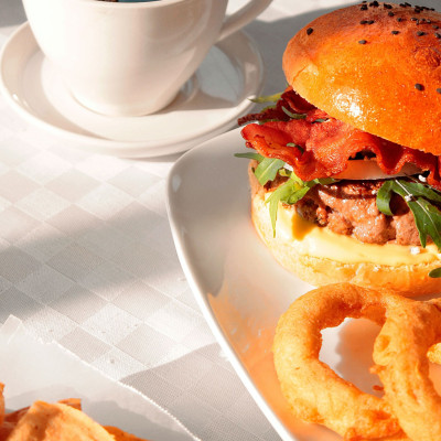 Mozzarella Onion Rings: Έτσι θα φτιάξει το must finger food εύκολα (video)