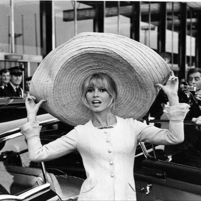 O Roger Vivier επανασχεδιάζει τις θρυλικές μπότες της Brigitte Bardot