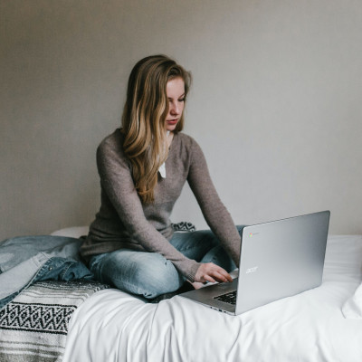 Screen Style: Ποια χρώματα δεν πρέπει να φοράς ποτέ σε Zoom call;