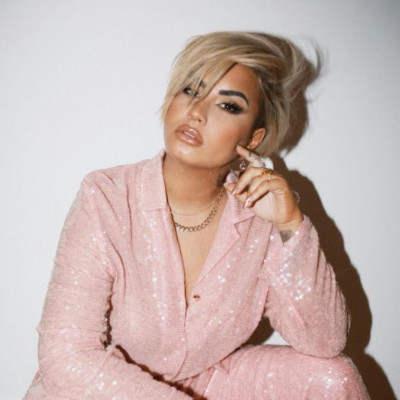 Η Demi Lovato μάς έβαλε σε Xmas mood με το νέο μανικιούρ της