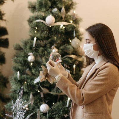 Shopping Guide: Τα ωραιότερα γιορτινά ρούχα για μέσα και έξω από το σπίτι