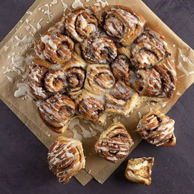 Η συνταγή που περίμενες: Cinnamon rolls από τον Άκη Πετρετζίκη