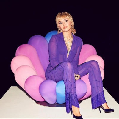 Η Miley Cyrus έκανε το πιο φανταστικό μακιγιάζ για τα Χριστούγεννα