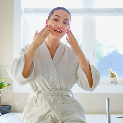 Αυτός είναι ο σωστός καθαρισμός προσώπου πριν τον ύπνο