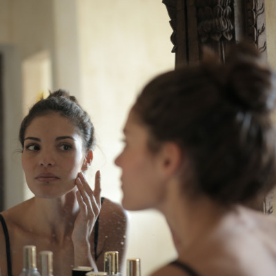 Βρήκαμε στο TikTok το απόλυτο trick για να καλύπτεις τα σπυράκια