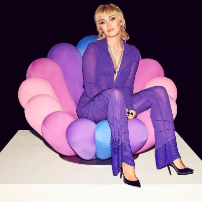 Το τερμάτισε: Η Miley Cyrus ποζάρει topless στην πιο προκλητική ίσως φωτό της