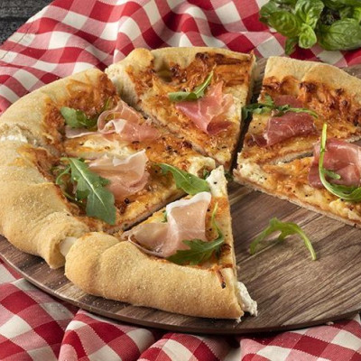 Πίτσα με 4 τυριά και κρούστα με τυρί κρέμα από τον Άκη Πετρετζίκη