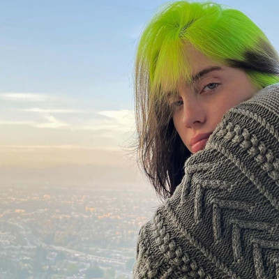 Η Billie Eilish φλερτάρει με την κάμερα και όλοι μιλάνε για το βίντεο