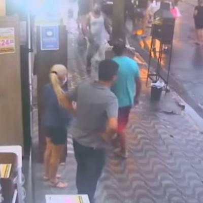 Απίστευτο: Μητέρα βγάζει νοκ-άουτ άνδρα που άρπαξε το κινητό της κόρης της (vid)