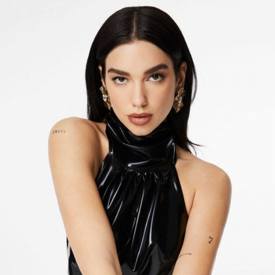Η Dua Lipa μας δείχνει τον πιο cool τρόπο να φορέσουμε το αγαπημένο μας πουλόβερ