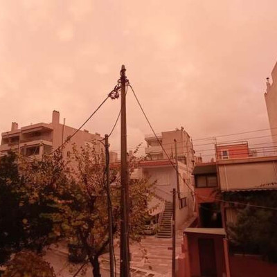 ΤΩΡΑ: Απόκοσμες εικόνες στην Αθήνα – Το σπάνιο φαινόμενο που «έβαψε» κόκκινο τον ουρανό