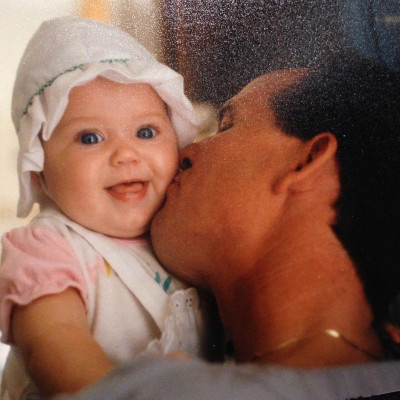 Μπορείς να καταλάβεις ποια γνωστή τραγουδίστρια είναι το κοριτσάκι;