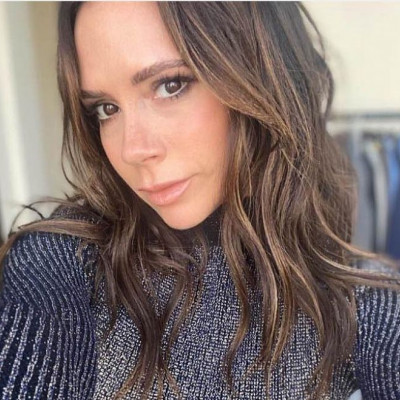 Μια ματιά στη διαχρονικά κομψή γκαρνταρόμπα της Victoria Beckham