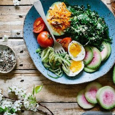 Οι βιταμίνες που αξίζει να εντάξουμε στη διατροφή μας την περίοδο που διανύουμε