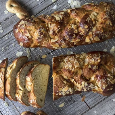 Τσουρέκι το ενάμισι, από τον Άκη Πετρετζίκη