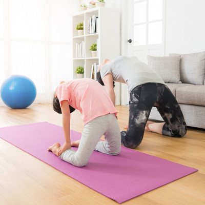Γυμναστική για μαμάδες: Workout μέσα στο σαλόνι του σπιτιού (vid)