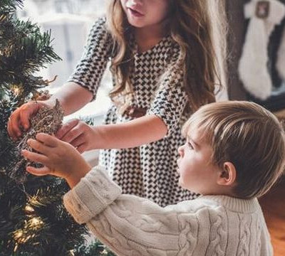 Γιορτές στο σπίτι: Πώς θα κάνουμε τα φετινά, διαφορετικά Χριστούγεννα πιο όμορφα για τα παιδιά