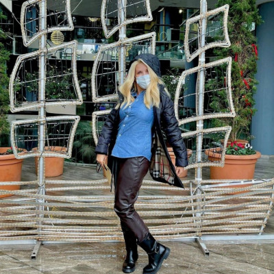 Μενεγάκη: Η νέα φωτό κάτω από το χριστουγεννιάτικο δέντρο και το λαμπερό φόρεμα