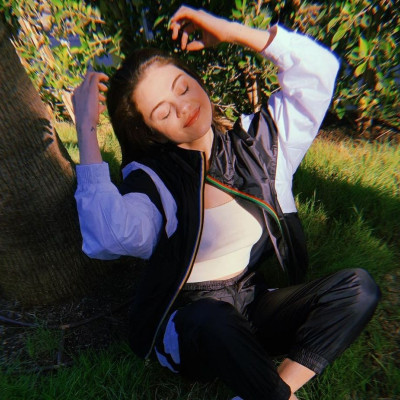 H Selena έκανε το πρώτο post από τη νέα της σειρά: 3 εκ. likes σε 9 ώρες