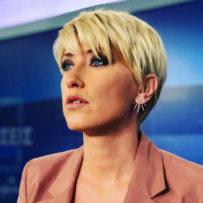 Η Σία Κοσιώνη φτιάχνει χριστουγεννιάτικα μπισκότα & ποζάρει αμακιγιάριστη