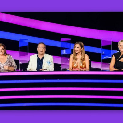 J2US Αποκλειστικό: Η πατέντα της Σταυροπούλου, το τραγούδι του Κοκλώνη και το φιλί της Βανδή