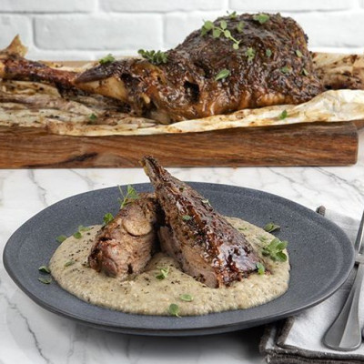 Πικάντικο αρνίσιο μπούτι με πουρέ λευκής μελιτζάνας από τον Άκη