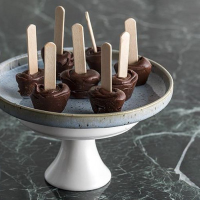 Ο Άκης Πετρετζίκης φτιάχνει σοκολατένιο στικ για ζεστή σοκολάτα