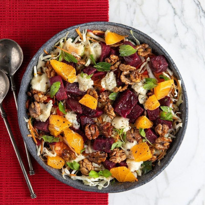 Σαλάτα με παντζάρια και γκοργκοντζόλα από τον Άκη Πετρετζίκη