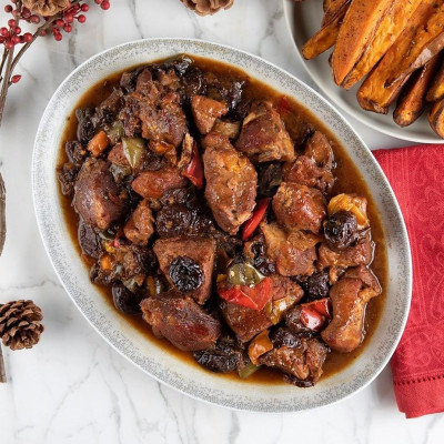 Το χριστουγεννιάτικο τραπέζι θέλει χοιρινό με δαμάσκηνα στον φούρνο