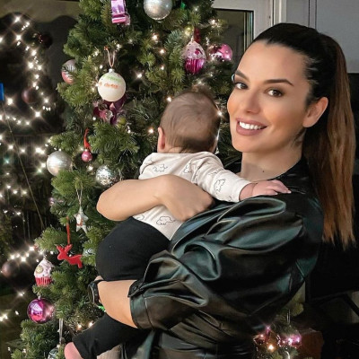 Νικολέττα Ράλλη: Βόλτα στο κέντρο της Αθήνας με την κόρη της