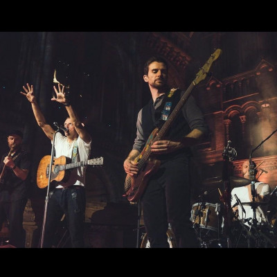 Οι Coldplay με το νέο τους bonus track στέλνουν το πιο συγκινητικό μήνυμα