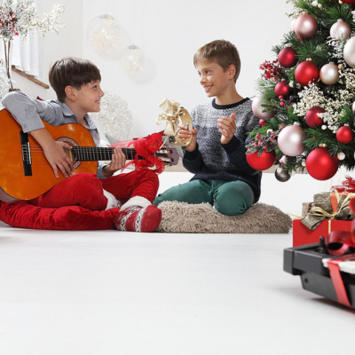 Φέτος δεν λεμέ κάλαντα ας τα ακούσουμε όμως (vids)