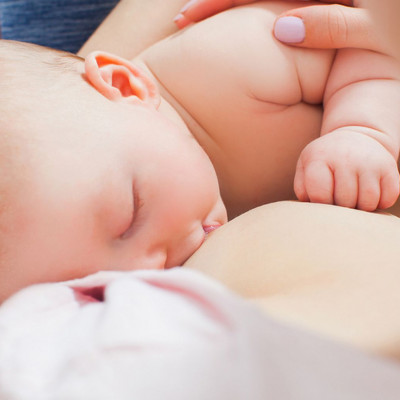 Τέσσερα περίεργα πράγματα που συμβαίνουν στο σώμα σου όταν θηλάζεις