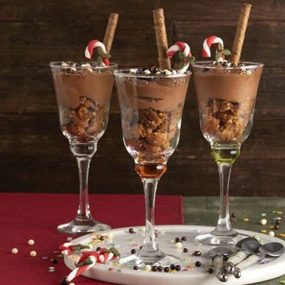 Ο Άκης Πετρετζίκης φτιάχνει την πιο νόστιμη μους με μελομακάρονα