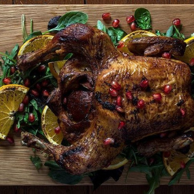 Φτιάξε το ψητό κοτόπουλο με χριστουγεννιάτικα μπαχαρικά του Άκη Πετρετζίκη