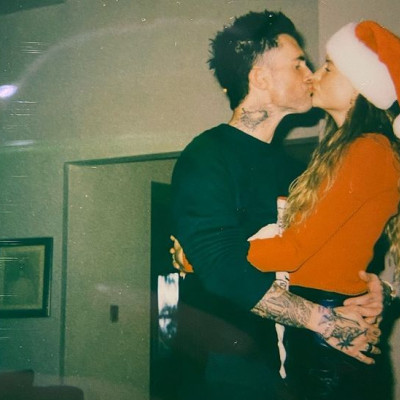 Η Behati Prinsloo μας έδειξε φωτό από το νυφικό της που κανείς δεν είχε δει