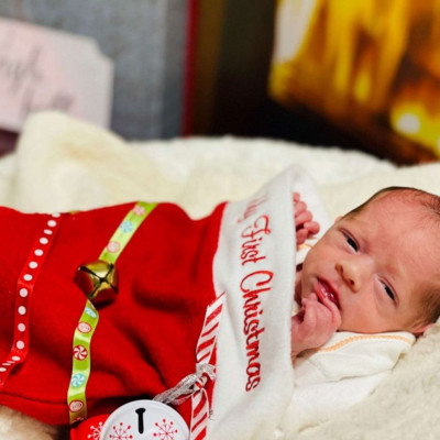 Πρόωρα μωράκια φωτογραφίζονται μέσα σε χριστουγεννιάτικες κάλτσες