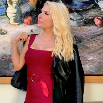 Δεν είναι τυχαίο που η Ελένη Μενεγάκη επιλέγει συνέχεια το πιο bold χρώμα