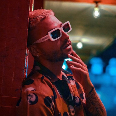 Maluma: Επέστρεψε με το νέο «Medallo City» και θα σε συγκινήσει