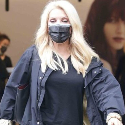 Η Μενεγάκη έτοιμη για το ρεβεγιόν! Με σαγιονάρες και μαλλί στην... πένα στο κομμωτήριο!