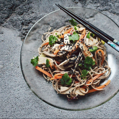 Ο Gordon Ramsay μοιράζεται τα μυστικά του για τα καλύτερα noodles λαχανικών