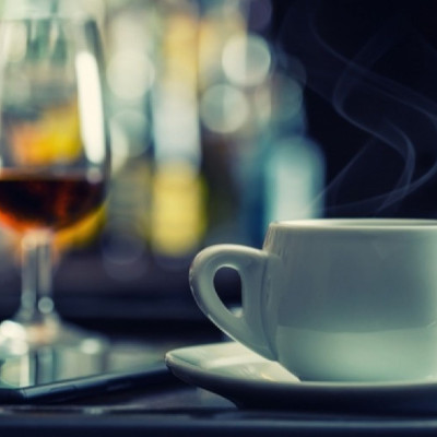 Καφές μετά το αλκοόλ: Πόσο αποτελεσματικός είναι;