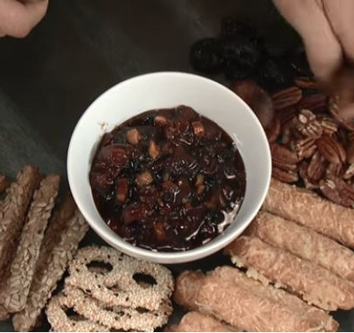 Μπατόν σαλέ με chutney αχλαδιού για να συνοδεύσεις το ζεστό κρασί σου