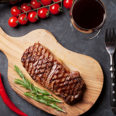 Κόκκινο κρέας: Γιατί «πρέπει» να το συνδυάζετε πάντα με κόκκινο κρασί