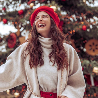 Η Χριστίνα Μπόμπα ποζάρει με πουλόβερ και παραδίδει μαθήματα pregnancy style