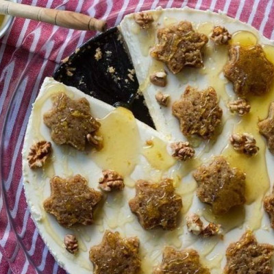 Cheesecake με μελομακάρονα από τον Άκη Πετρετζίκη