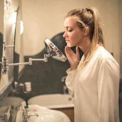 Το νέο trend στο TikTok θέλει να καταπολεμάς τα σπυράκια σου κάπως έτσι…