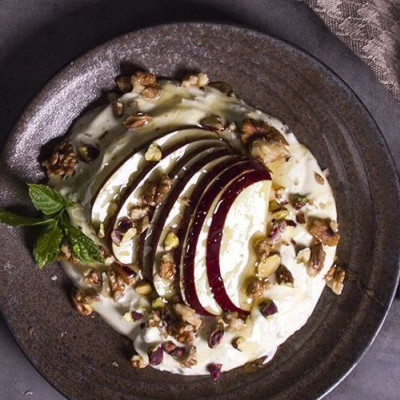 Γιαούρτι με μήλα, μπαχαρικά και μέλι: Η τέλεια συνταγή για να διατηρείσαι στα κιλά σου